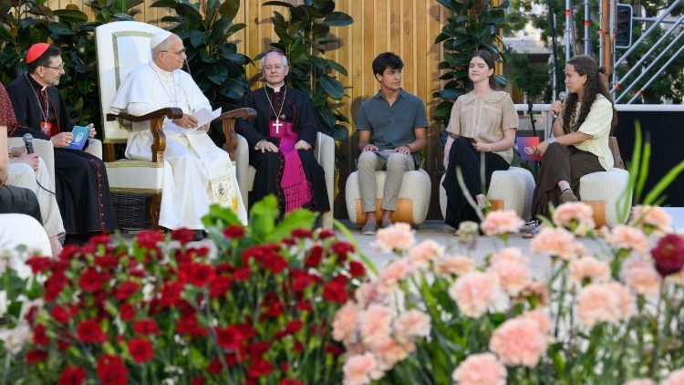 El Papa invita a los jóvenes a "ser humanos", a buscar la justicia y una vida honesta