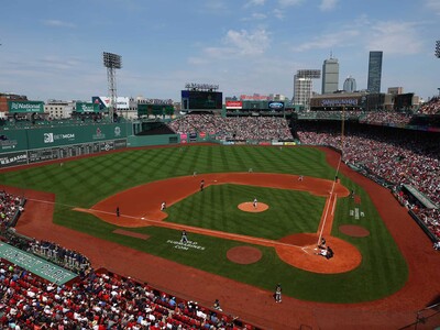 Fenway Park, en Boston, tiene 114 años y el Estadio Quisqueya 71