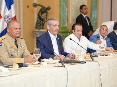 Gobierno dice ampliará verja fronteriza y construirá mercado binacional
