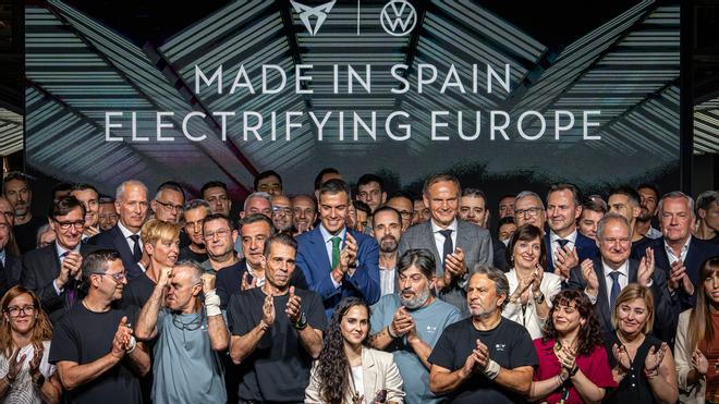 Illa y Sánchez protagonizan el arranque de la producción del Cupra Raval en Martorell: "Es un proyecto clave para democratrizar el coche eléctrico"