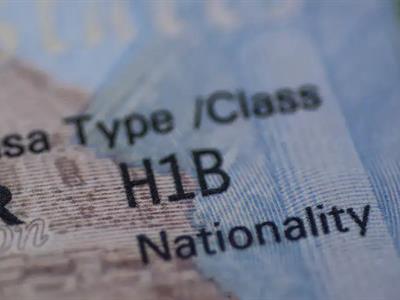 Juez bloquea tarifa H-1B de $100,000 impulsada por Trump