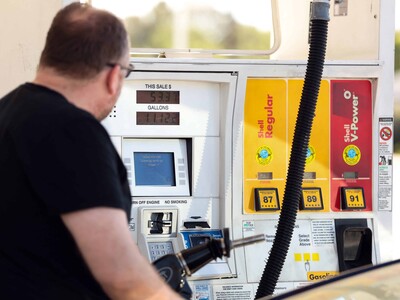 La gasolina en EE. UU. baja de los 4 dólares el galón desde marzo
