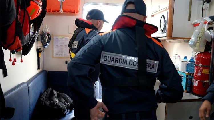 Lampedusa: la Guardia Costera relata el rescate de migrantes en el mar