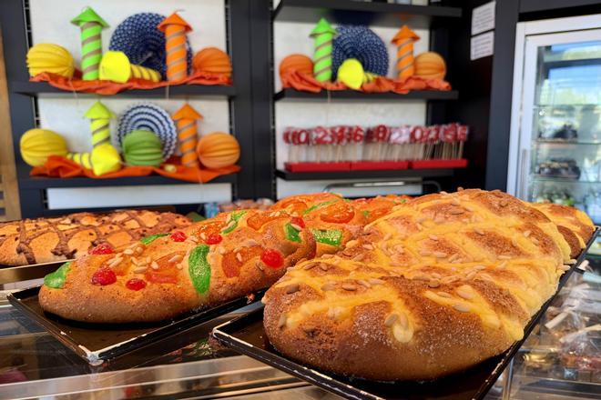 Los pasteleros auguran una buena venta de cocas para Sant Joan, con la de fruta y las rellenas como reinas de la jornada