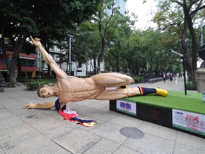Maestros México derriban estatuas del Mundial de Fútbol en protestas