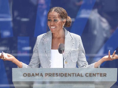 Michelle Obama defiende legado de Barack en inauguración de centro