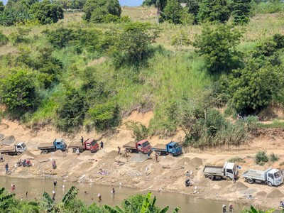 Ministerio de Medio Ambiente aborda extracción ilegal de arena en río