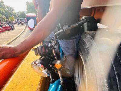 Motociclista atrapado en accidente en Quinto Centenario