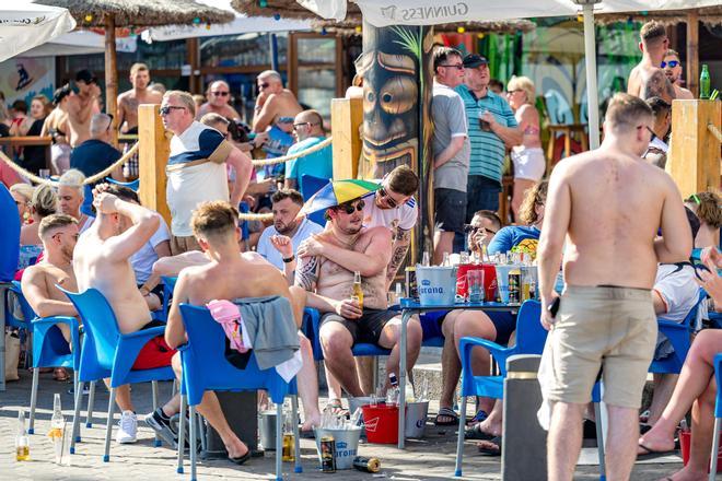 Mundial de Fútbol: los aficionados británicos consumen en Benidorm 190.000 litros de cerveza diarios viendo los partidos