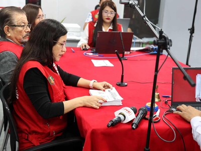 Perú vive una de las elecciones más reñidas de AL desde 1990