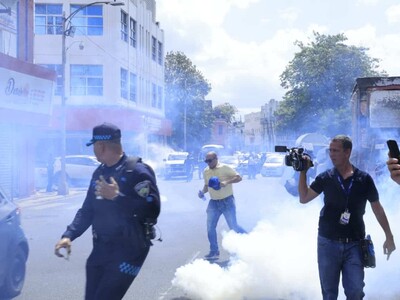 Policías dispersan a bombazos protesta de agrónomos