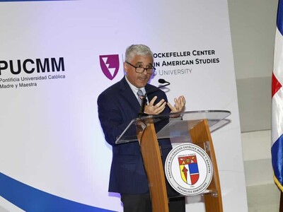 Politólogo dice democracia mundial está en peligro, pero es resiliente