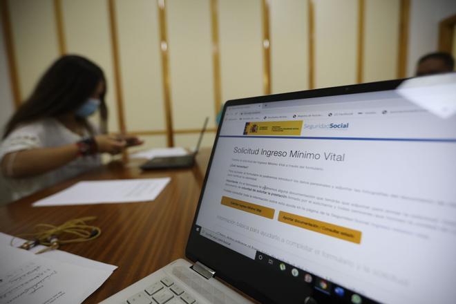 Qué personas pueden cobrar el Ingreso Mínimo Vital si tienen ingresos inferiores a 723 euros y por qué deben presentar la Renta