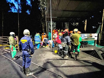 Recuperan cuerpos tras explosión en mina Sutatausa