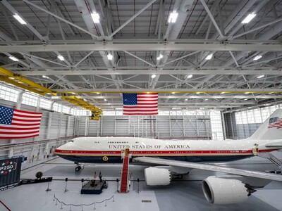 Trump muestra el nuevo Air Force One: un Boeing 747-8 donado