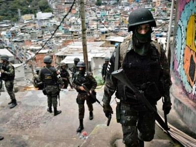 Turistas atrapados mirador en operación contra narcos en Rio Janeiro
