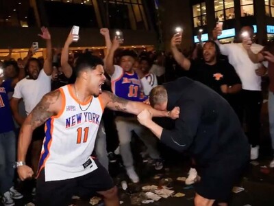 fanáticos de los Knicks destrozan una camiseta de Wemby