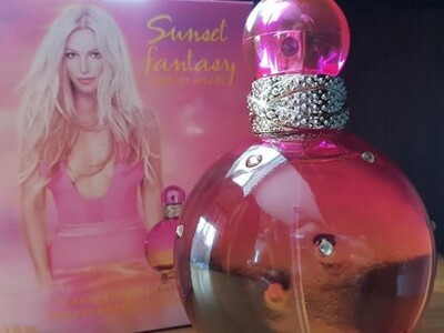Alerta sanitaria en Panamá por perfume Britney Spears