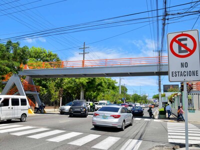 Ciudadanos cruzan seguros el peatonal de avenida Ortega y Gasset