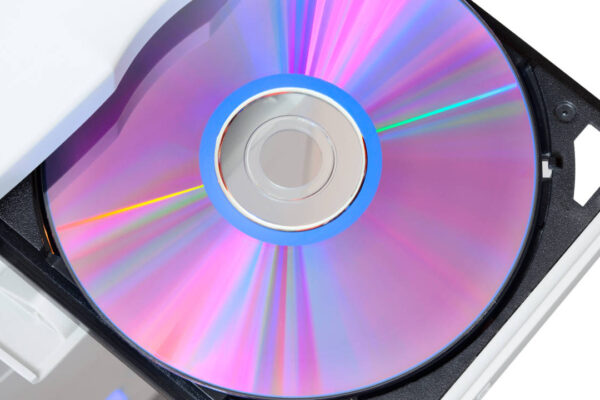 Co-fundador de Rockstar tira un dardo a Sony: si la gente quiere juegos en disco deberían ofrecer ese formato