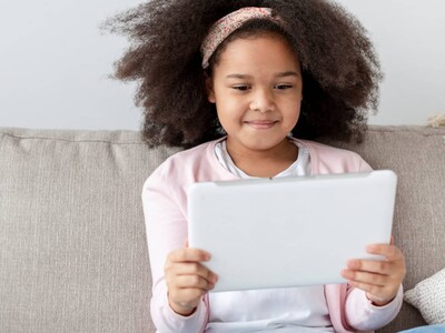 Consejos para manejar uso de pantallas en niños en vacaciones