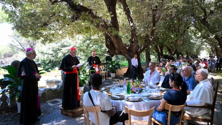 En la mesa con los más humildes se revela el rostro del Evangelio