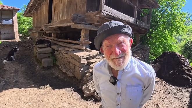 Federico (94 años) vive solo rodeado de vacas en una aldea sin electricidad: "Aconsejo a los jóvenes que se adapten a una vida normal en la montaña y que se dejen de tanta ciudad"