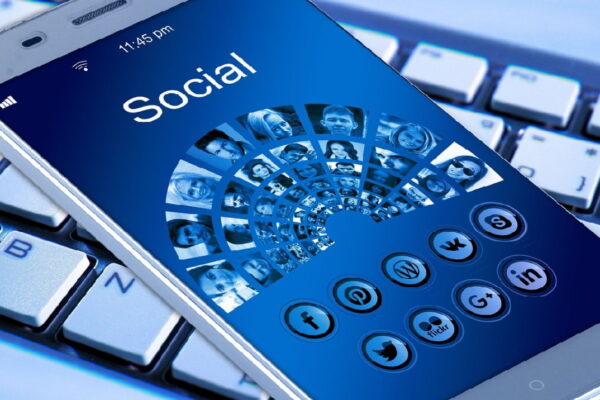 Francia prohíbe a menores de 15 años el acceso a redes sociales