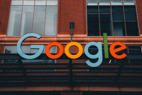 Google conecta AI Mode con YouTube Music y Canva