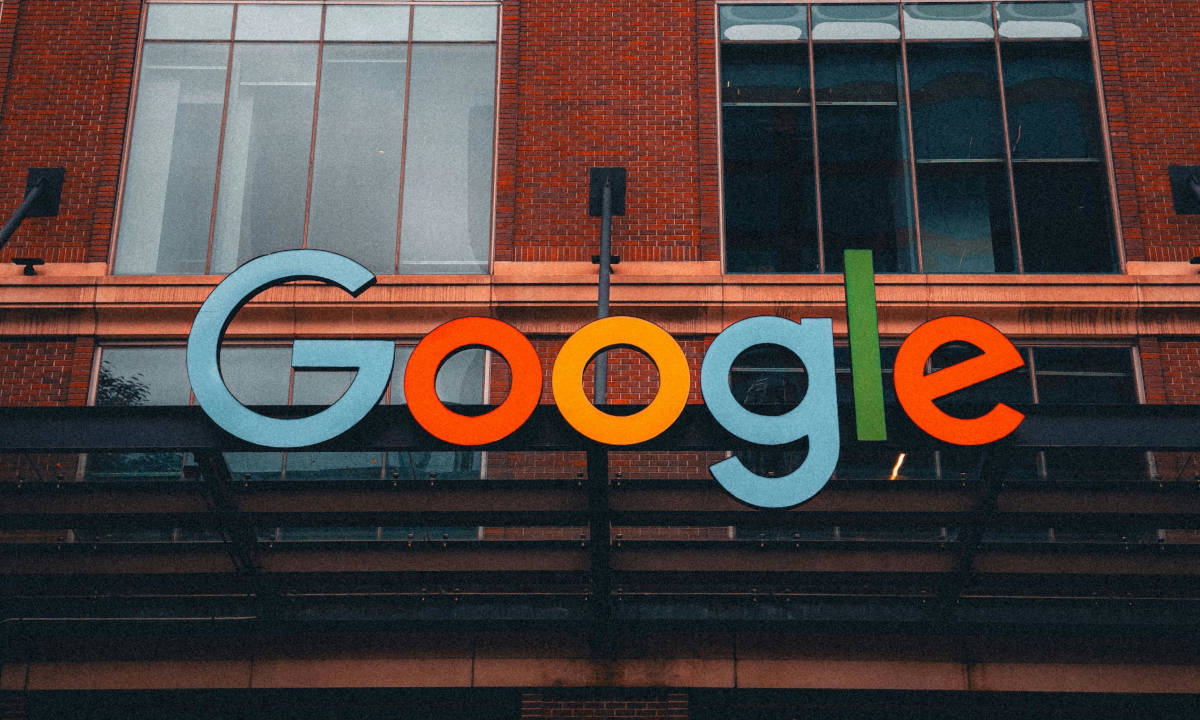 Google conecta AI Mode con YouTube Music y Canva