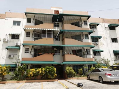 Hombre muere tras golpear puerta de cristal