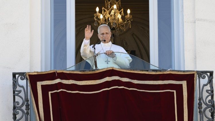 León XIV saluda a los fieles a su llegada a Castel Gandolfo