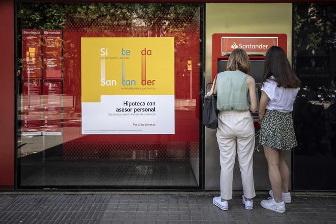 Los bancos suelen incluir una cláusula en las hipotecas que casi nadie negocia y puede costar 4.000 euros