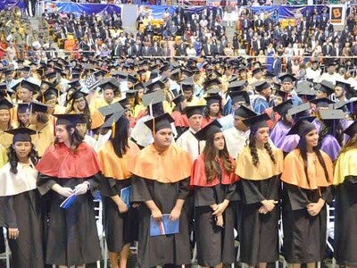 Los títulos universitarios no se podrán retener, según proyecto