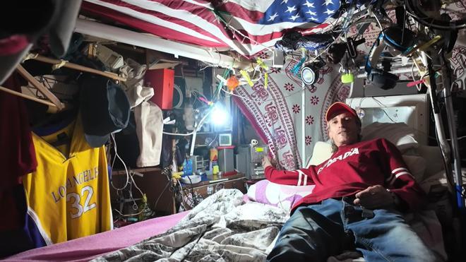 Manuel vive en un túnel oculto desde hace meses: "Tiene equipo de música, tiene dormitorio, tiene televisión, DVD, tiene microondas..."
