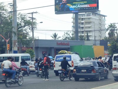 Motoristas asumen funciones de agentes de tránsito sin autorización