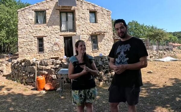 Sandra y José, padres de 4 hijos, sobre su vida en el bosque: "Nuestros hijos no van a la escuela, sino que los educamos en casa"