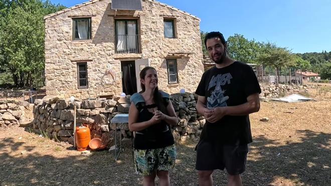 Sandra y José, padres de 4 hijos, sobre su vida en el bosque: "Nuestros hijos no van a la escuela, sino que los educamos en casa"