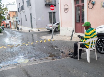 Vecinos denuncian abandono por fuga de agua en calle Meriño