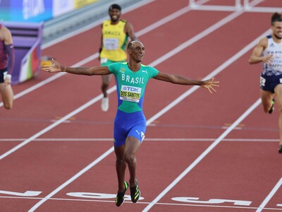 Alison Dos Santos establece un nuevo récord mundial en los 400 metros con vallas