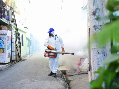 **Autoridades sanitarias intensifican fumigación y prevención del dengue**