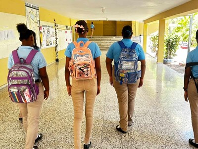 **Barahona inicia el año escolar 2026-2027 con la implementación de mochilas transparentes**