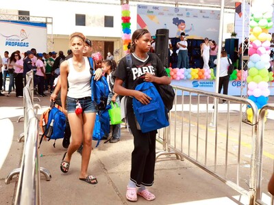 **Cientos de familias participan en la tercera edición de "Plásticos por Útiles Escolares"**