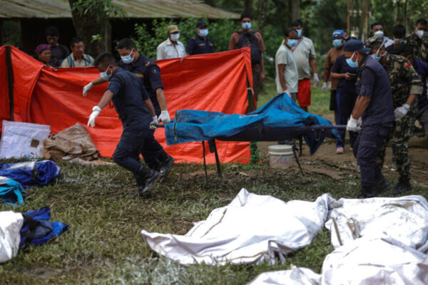 Cuerpos sin identificar colman hospitales tras inundaciones en Nepal y Tíbet