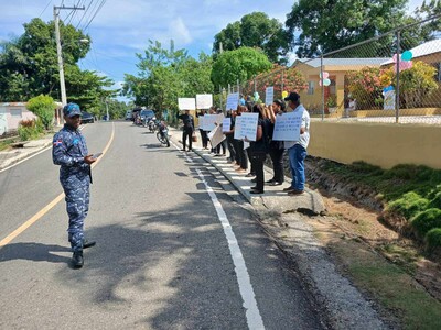Docentes protestan por presuntos maltratos de la directora en la Escuela La Ceiba