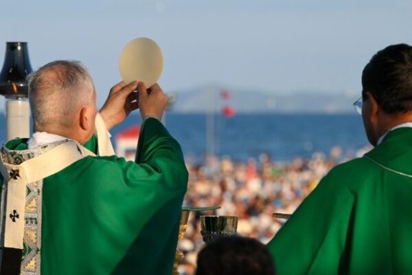 El Papa destaca la importancia de la comunidad en su homilía en Rímini