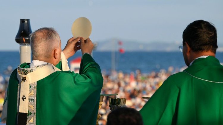 El Papa destaca la importancia de la comunidad en su homilía en Rímini