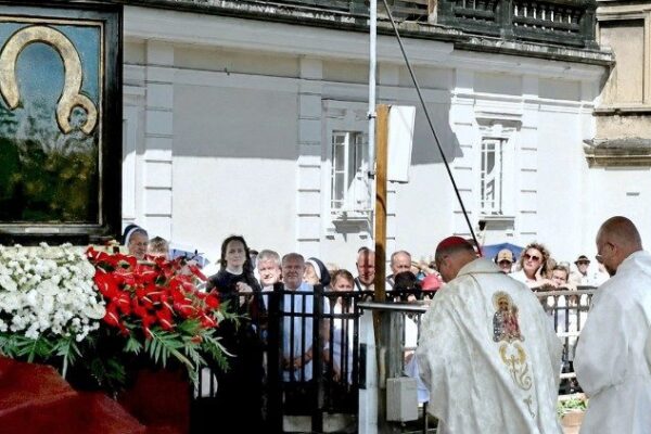 El Papa saluda a polacos en Jasna Góra y renueva Votos de Jasna Góra