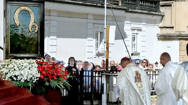 El Papa saluda a polacos en Jasna Góra y renueva Votos de Jasna Góra