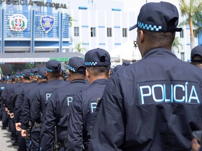 El nuevo director general de la Policía, mayor general Ernesto Rafael Rodríguez García, ha establecido un plazo de 30 días para que los oficiales obligados por la ley presenten su declaración jurada de patrimonio, advirtiendo que quienes no cumplan enfrentarán la destitución. Esta medida busca garantizar la transparencia de los mandos policiales en relación con sus bienes e ingresos ante la Cámara de Cuentas.